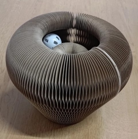 Zolux Chatouille Drapka tekturowa składana łapka z piłką i kocimiętką